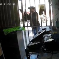 Sicario rafaguea negocio, mata a uno, y hasta saca foto a una cartulina que dejó en Celaya