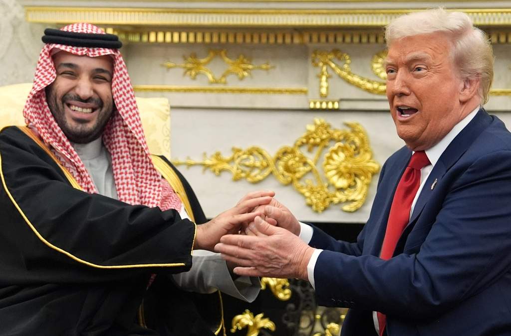 El presidente Donald Trump se reúne con el príncipe heredero de Arabia Saudita, Mohammed bin Salman, en el Despacho Oval de la Casa Blanca, el martes 18 de noviembre de 2025, en Washington