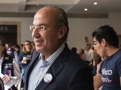 Calderón: "error o franca vileza", dejar sin vacuna a médicos privados