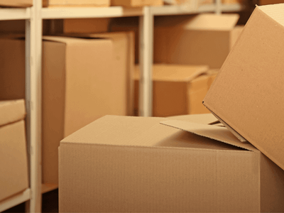 Con pedazos de una caja de cartón y hojas recicladas: creá este centro de mesa con toda la onda
