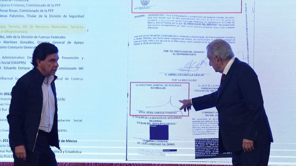 El vocero Jesús Ramírez Cuevas y el presidente López Obrador, quien muestra uno de los contratos firmados por Sonia Vargas cuando fue directora de Recursos Materiales