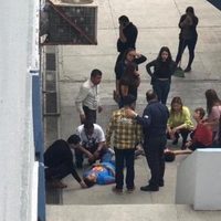 Estudiante se intenta suicidar lanzándose de edificio; compañero amortigua la caída (video)