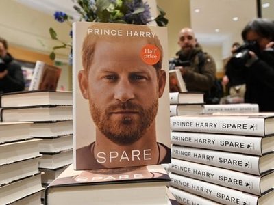 Tras semanas de expectación y filtraciones, ya se vende el libro del príncipe Harry