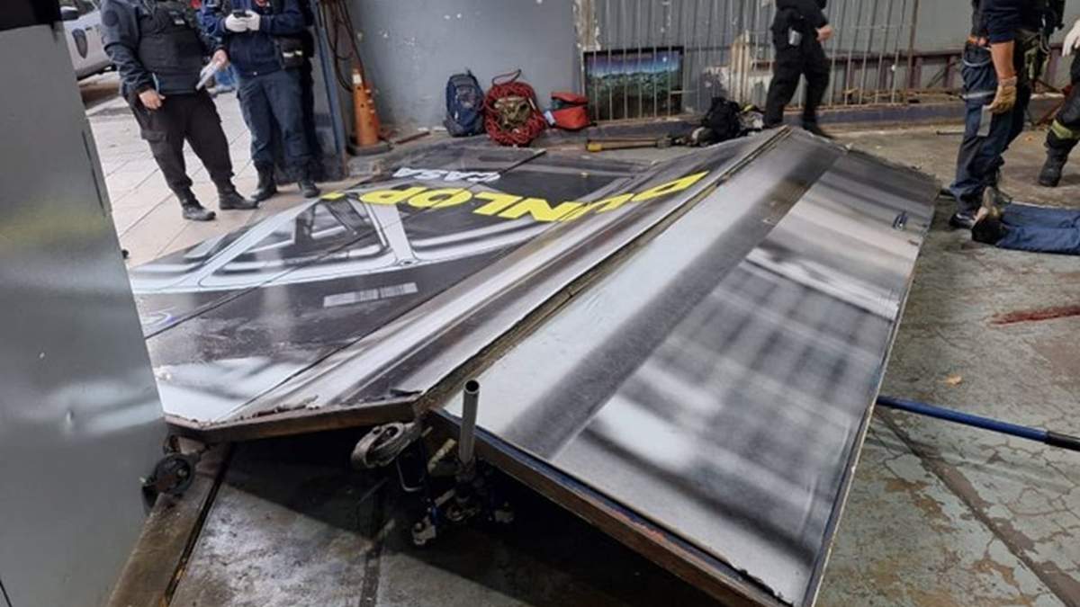 Un jubilado murió aplastado por el portón de una gomería