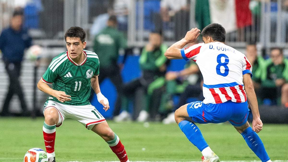 Gilberto Mora, de México, enfrenta a Diego Gómez, de Paraguay
