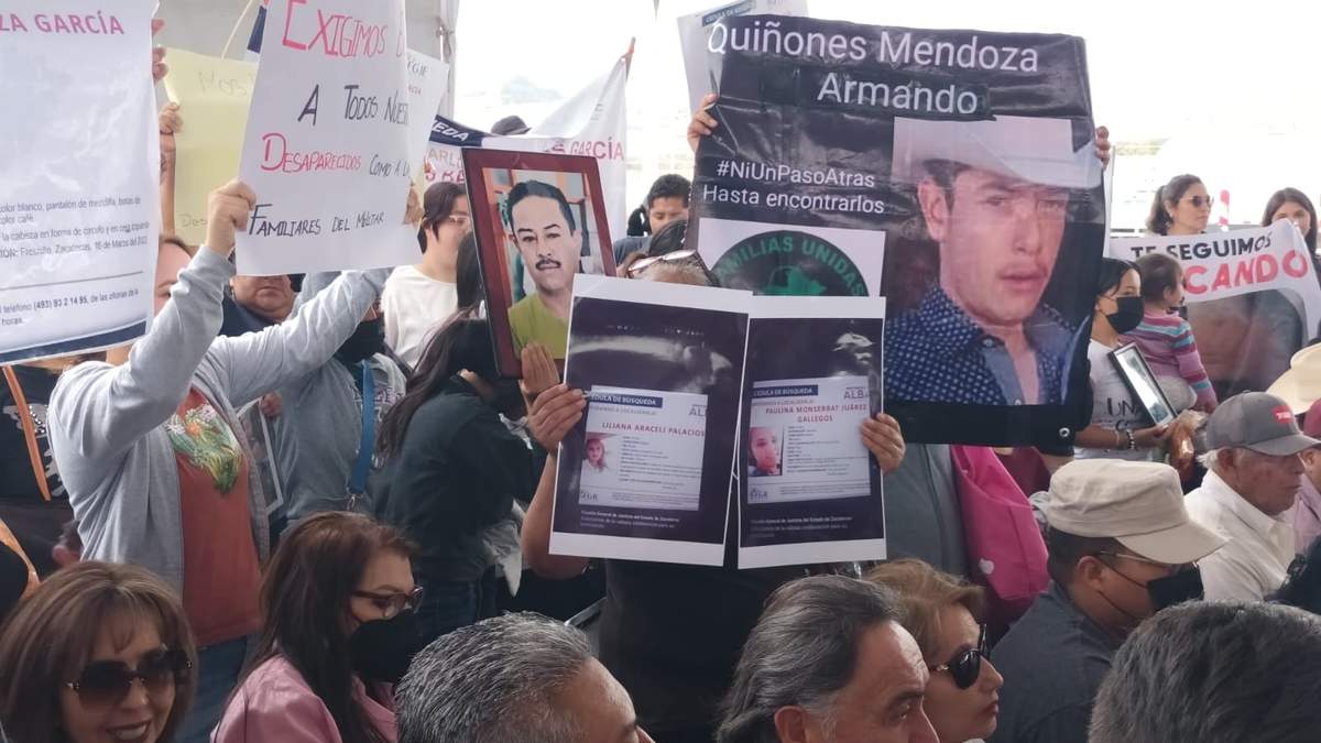 La protesta de familiares de desaparecios en el evento de AMLO