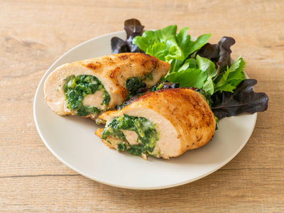 Una receta para salir del paso con algo saludable: pechugas de pollo rellenas con un cream de espinacas