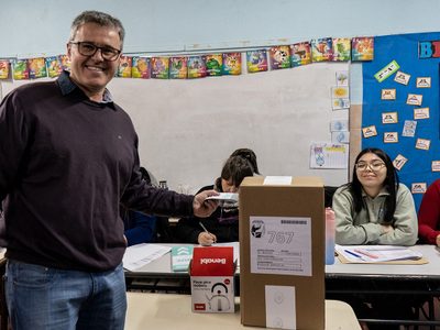 Claudio Larraza emitió su voto en Plaza Huincul y espera por la llegada de Rolando Figueroa