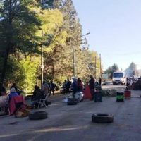 Trabajadores de ATE levantaron el corte en la ruta de Loncopué, pero sigue el paro
