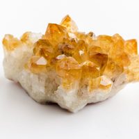 La piedra que atrae abundancia, mejora el descanso y renueva la energía: así podés activarla y usarla todos los días