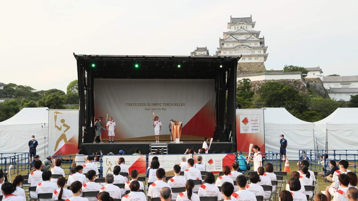 La llama Olímpica en su paso por el Castillo de Himeji