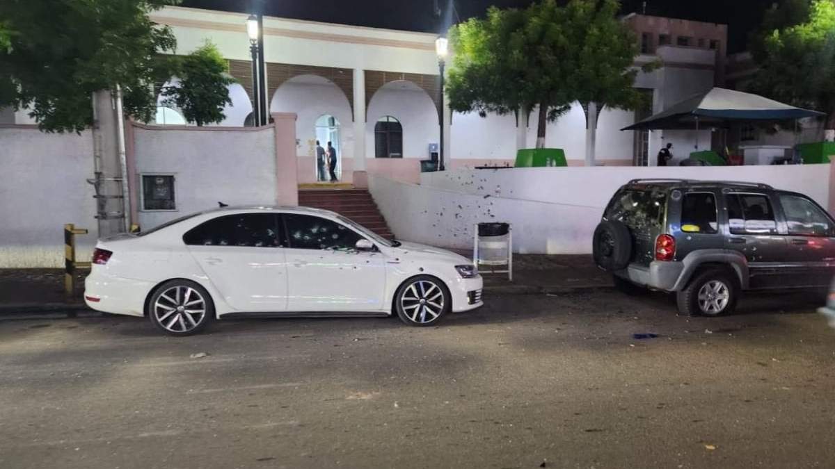 Las balas alcanzaron vehículos y la fachada del Hospital Civil