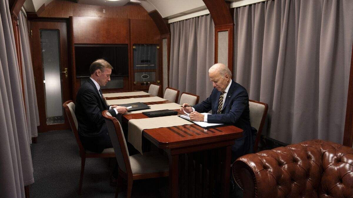 El presidente Joe Biden en un tren con el asesor de seguridad nacional Jake Sullivan
