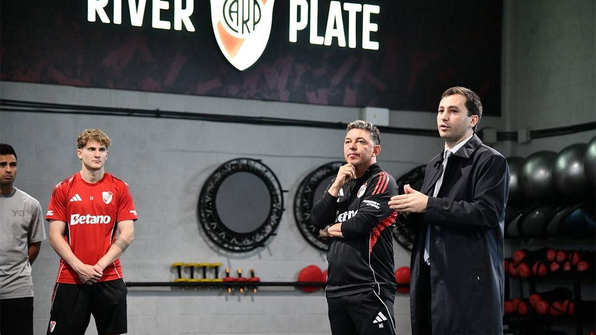Di Carlo habla y Gallardo y el plantel escuchan. El presi nuevo fue a "apoyar"