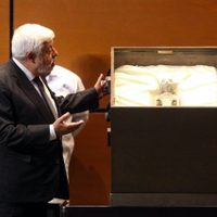 Jaime Maussan presenta cuerpos de supuestos extraterrestres en la Cámara de Diputados (Video)