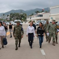 En Acapulco, Sheinbaum ordena restablecer los caminos y el abasto de agua