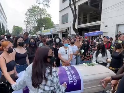 Llevan féretro de Perla Cristal a la FGJCDMX; exigencia de justicia termina en gresca (Videos)