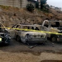 Incendian patrullas en comandancia de Tijuana; hallan cadáver con narcomensaje