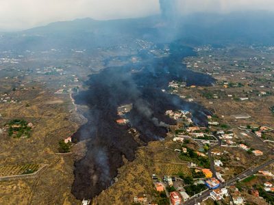 Impresionantes imágenes de dron muestran la devastación del volcán en La Palma