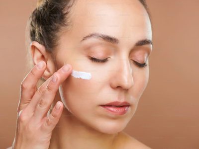 Antes del maquillaje, el protector solar: cuánto ponerse para cuidarse el cutis, según los expertos