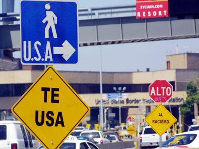 Un cadáver envuelto en plástico es arrojado en la garita de Tijuana-San Ysidro