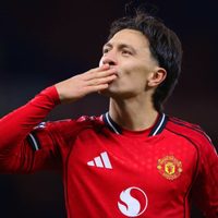 Polémica en Manchester United: Lisandro Martínez les respondió a dos leyendas del club