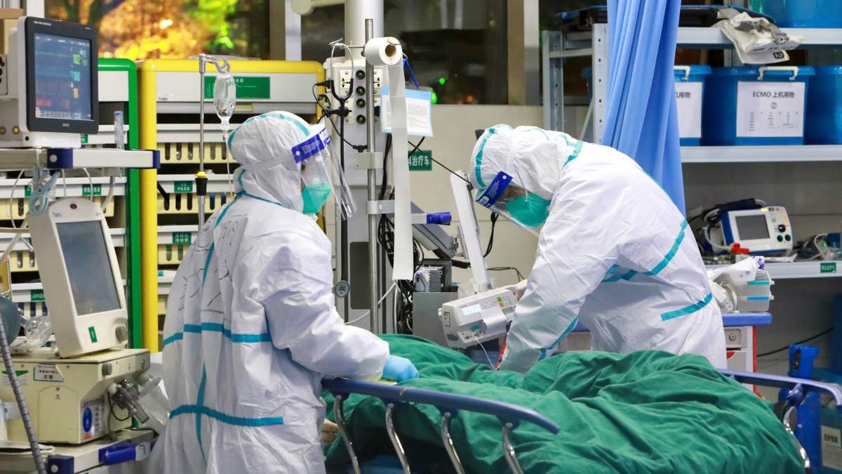 Médicos tratando a un paciente de coronavirus. Fuente: (Instagram).