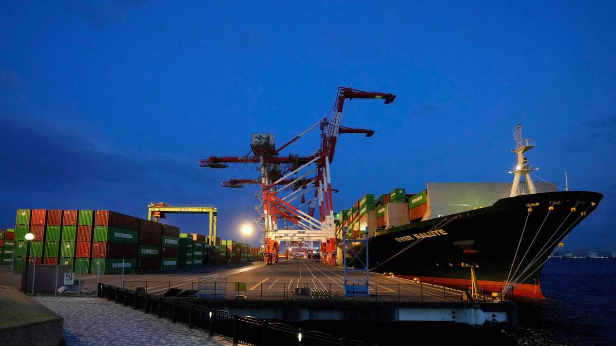 Un buque portacontenedores está atracado en una terminal de carga en Tokio