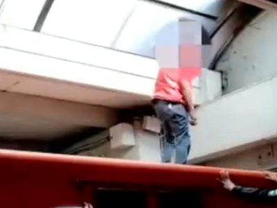 Policías persiguen a un hombre que caminaba en el techo de un vagón del Metro en Indios Verdes