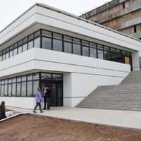 Vecinos de Neuquén se manifestaron en las puertas de la nueva municipalidad