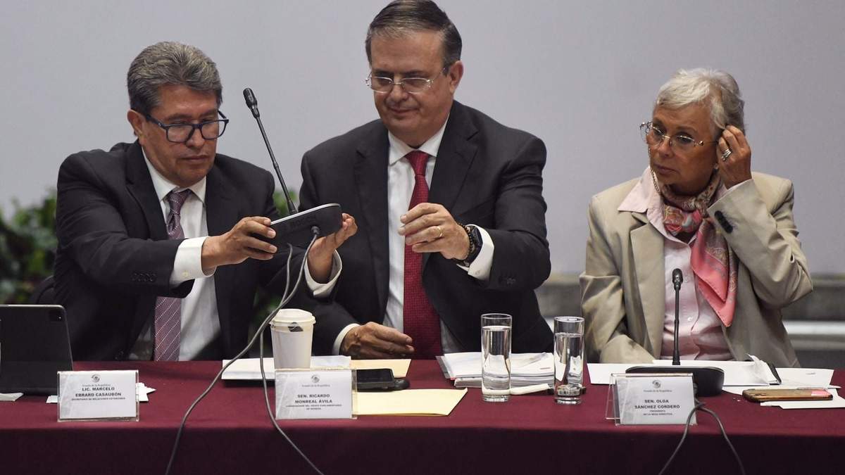 Ebrard, rodeado de Monreal y Sánchez Cordero