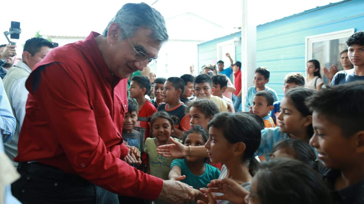 Visita el Gobernador a migrantes; les ofrece ayuda y protección