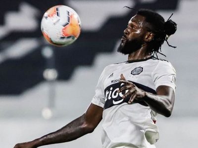 El incierto futuro de Adebayor en el fútbol sudamericano post coronavirus