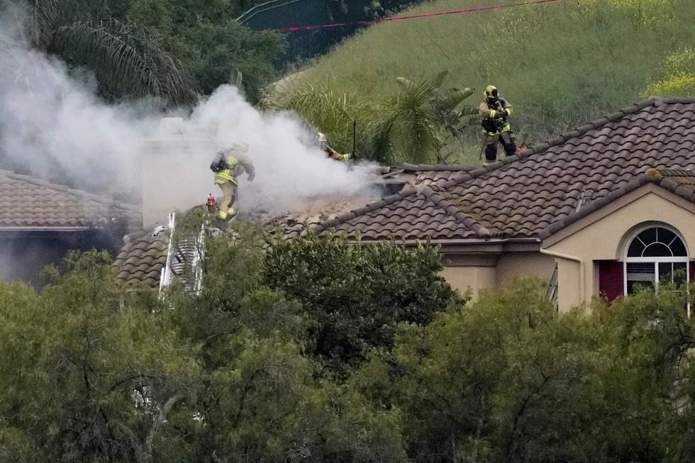 Bombero trabajan en el lugar donde cayó una avioneta en la sección Wood Ranch de Simi Valley, California, el sábado 3 de mayo de 2025.