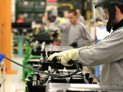 Según un informe, la actividad industrial bajó en octubre, pero sumó puestos de trabajo