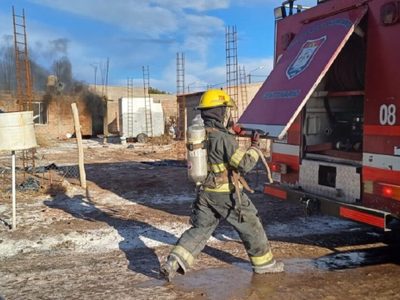 Se incendió una casa y una mujer fue hospitalizada con quemaduras en el rostro