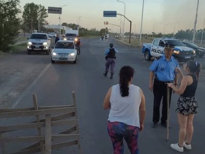 Vecinos de Centenario cortan la Ruta 7 por tiempo indeterminado: protestan por falta de agua