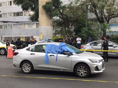 Motociclistas se emparejan a automovilista y lo ejecutan a disparos en la Benito Juárez