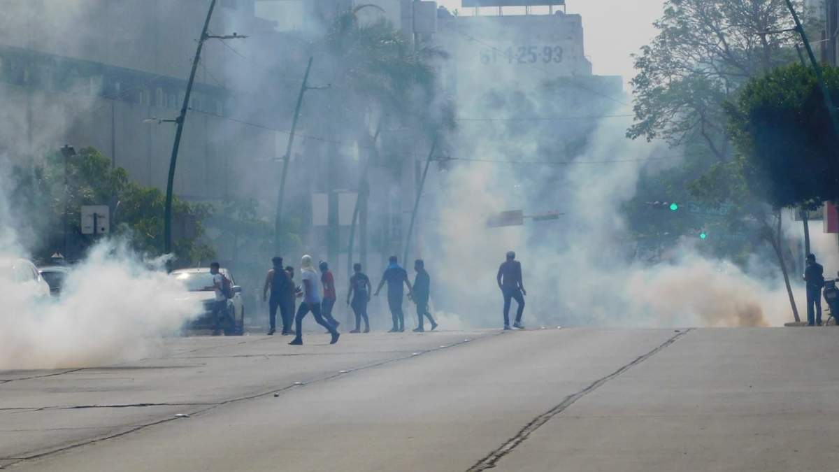 Policías de Chiapas lanzaron gas lacrimógeno a estudiantes normalistas