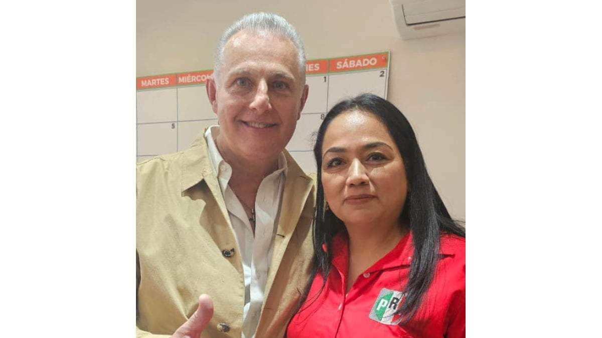 El presidente municipal de Torreón, Román Alberto Cepeda, y Cristal Barrientos, jefa de prensa