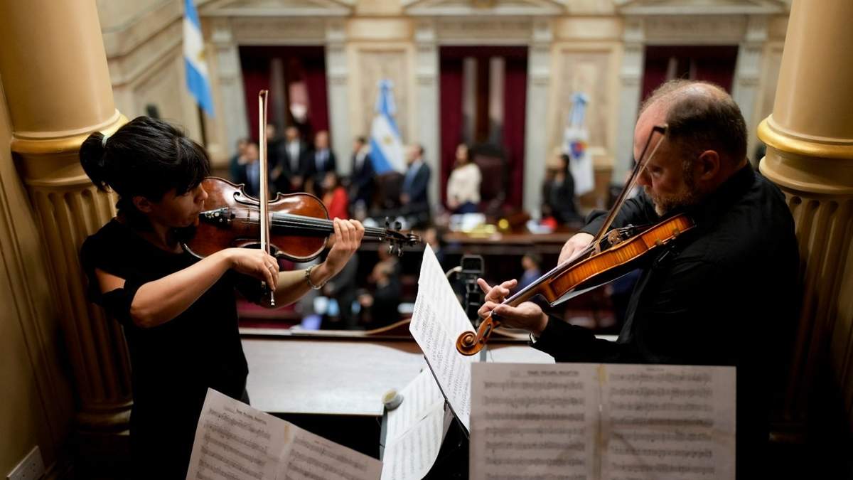 Músicos tocan el himno de Argentina antes del inicio de la sesión en el Senado