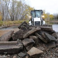 Por la bajante del río, comenzó un importante operativo de limpieza de los cauces