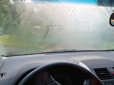 Truco casero fácil e infalible para evitar que se empañen los vidrios de tu auto