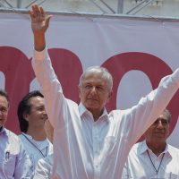 Se 'fabrican” ilícitos a líderes magisteriales, revira AMLO a Nuño