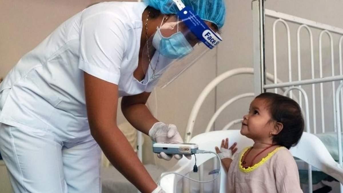 Una enfermera atiende a un joven paciente en la ESE Hospital de Nazaret en Alta Guajira, Colombia