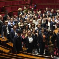 Legisladores electos en Francia inician conversaciones para formar el nuevo gobierno
