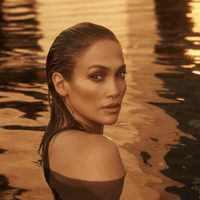 A sus 53 años, Jennifer López marca tendencia con su colección de microbikinis
