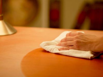 Repará los muebles de casa con este potente removedor que solo lleva 2 ingredientes que seguro tenés a mano