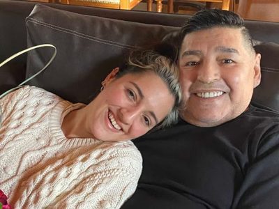 Alejada de los flashes: así está hoy Valeria, la madre de Jana, hija de Diego Maradona