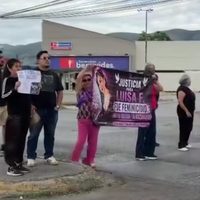 Exigen con bloqueo que se investigue el feminicidio de Luisa Fernanda